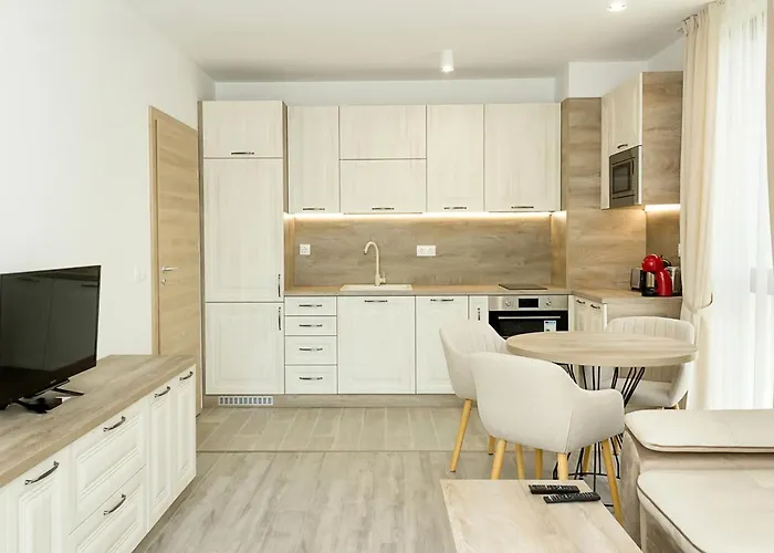 Azur Delux -1bd Flat With Parking & Pool By Flat Mаnаger Daire Aziz Konstantin ve Elena